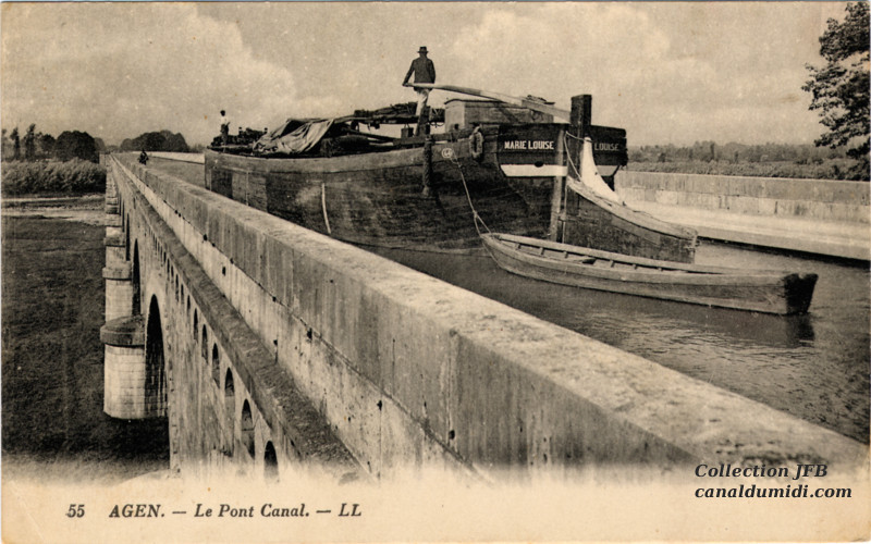 Carte postale ancienne du Canal latéral à la Garonne : Péniche sur le Pont Canal d'Agen remorquant une barque, 
vue d'arrière, on distingue bien le marinier.