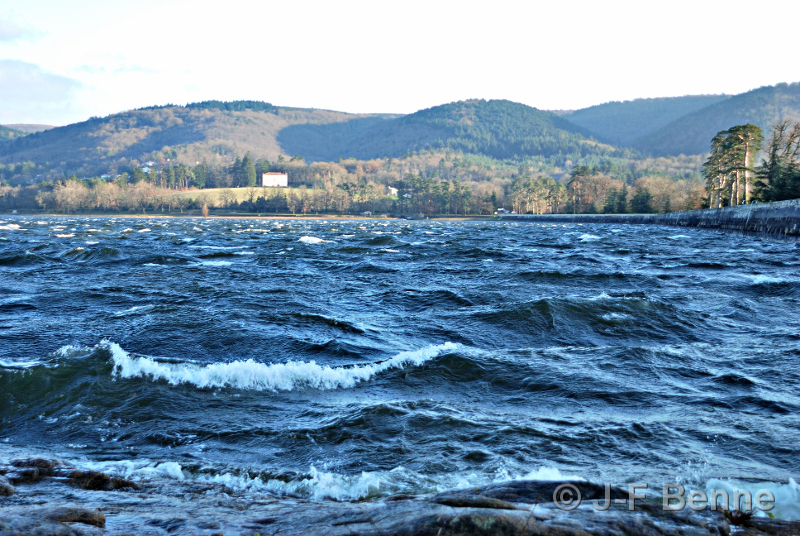 Vagues sur le lac et aperçu du barrage