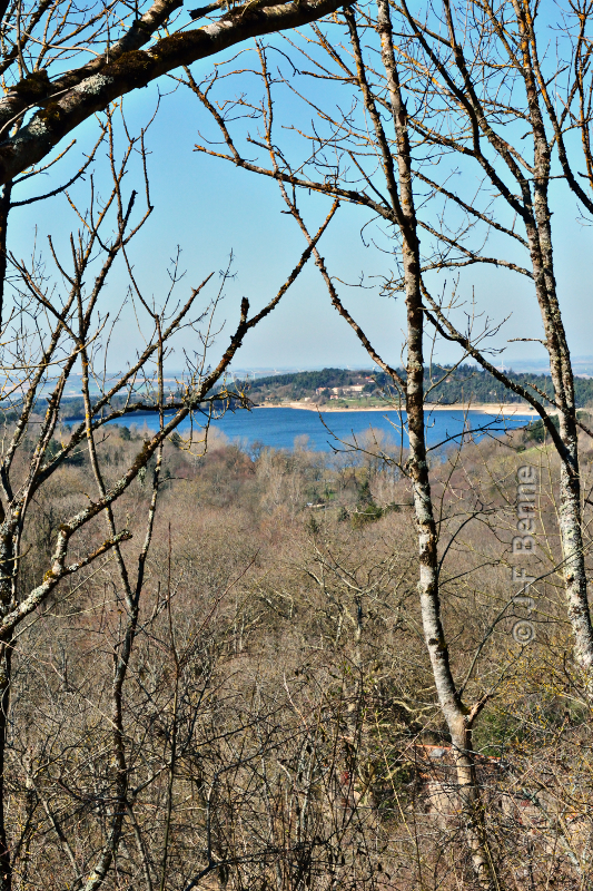 La lac de Saint-Ferréol à travers les arbres non encore pourvus de feuilleus depuis les hauteurs de la route des Cammazes