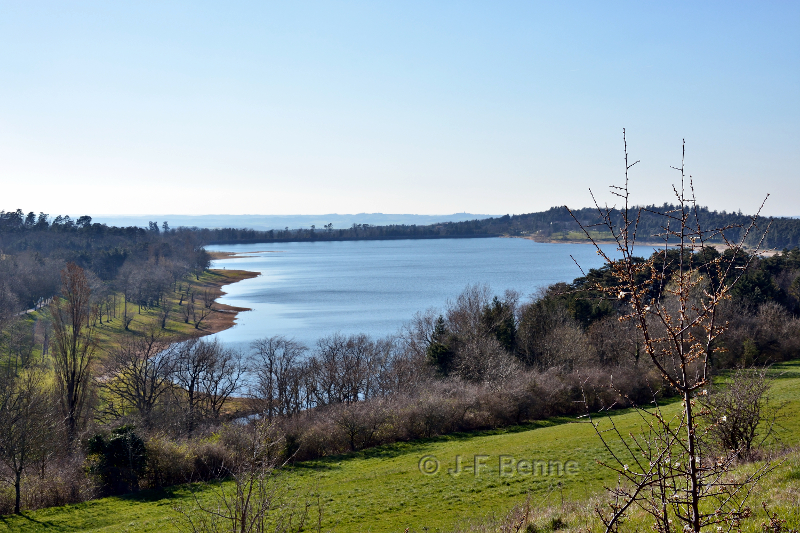 Vue dégagée du bassin de Saint-Ferréol orientée est-ouest. Au loin, les collines du Lauragais