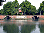 Les deux ponts jumeaux vus de face séparés par le bas relief réalisé par François Lucas.