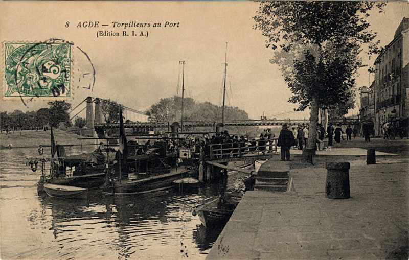 Carte postale ancienne légendée :  Agde - Torpilleurs au port.