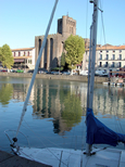 Au tout premier plan, un bateau dont le mat souligne la Cathédrale Saint-Étienne qui se trouve de l'autre côté de l'Hérault.