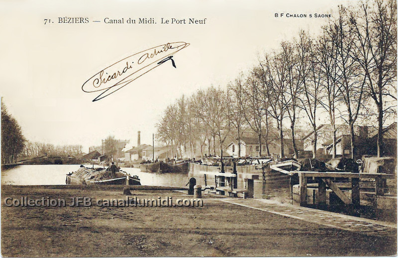 Carte postale ancienne légendée : Béziers - Canal du Midi. Le Port Neuf. La vue est prise depuis la rive droite 
au niveau de l'écluse de Béziers, on aperçoit quelques péniches et la totalité du port avec de l'autre côté, l'écluse 
d'Orb. À droite, quelques pavillions à proximité des quais. Aujourd'hui, ce sont des immeubles collectifs.