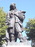 Statue de Paul Riquet à Béziers : Vue prise à travers le jet d'eau