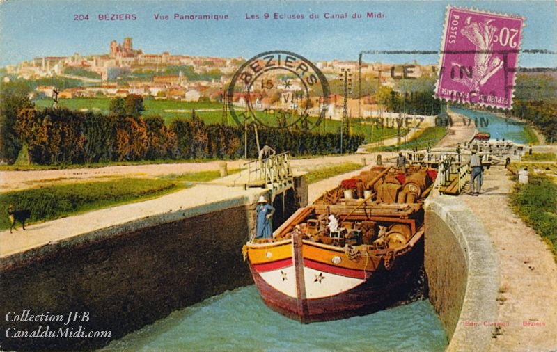 Canal du Midi : Aà Fonséranes, une péniche à l'éclusage, vers l'amont