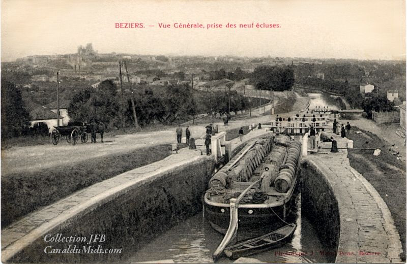 Canal du Midi : À Fonséranes, une péniche à l'éclusage, descendant vers Béziers