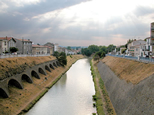 Carcassonne et le Canal du Midi : des nuages s’amoncellent, bientôt la pluie ? Vue du Canal dans le fossé qu'il a fallu creuser pour qu'il passe à Carcassonne