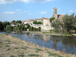 Vue sur la rivière Aude, Trèbes et son église.