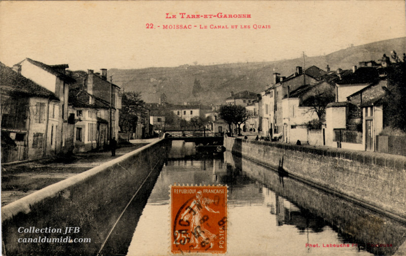 Carte postale ancienne du Canal des Deux Mers dans sa partie Canal latéral à la Garonne : Perspective sur le Canal 
au cœur de Moissac (Tarn-et-Garonne)