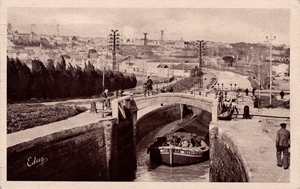 Vue en plong&eacute;e vers B&eacute;ziers : Les &eacute;cluses de Fons&eacute;rannes, mont&eacute;e d'une p&eacute;niche