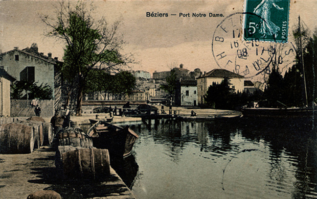 Carte coloris&eacute;e : Barque amarr&eacute;e sur les Quais ; quelques barriques de vin