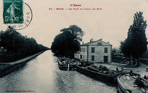 Trois bateaux amarr&eacute;s au port de Bram ; vue de la maison du port ; perspective sur le Canal du Midi