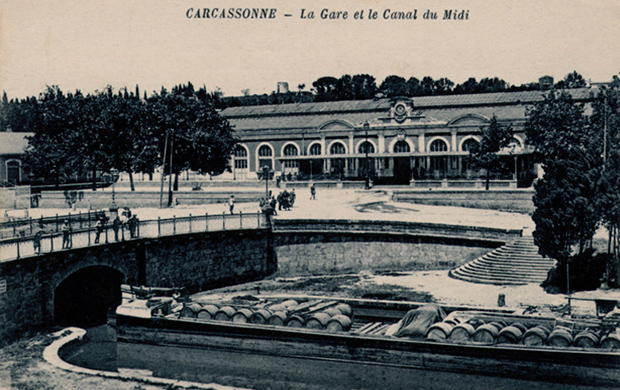 Péniche transportant de nombreux tonneaux de vin sur le Canal du Midi à Carcassonne et vue d'ensemble de la gare