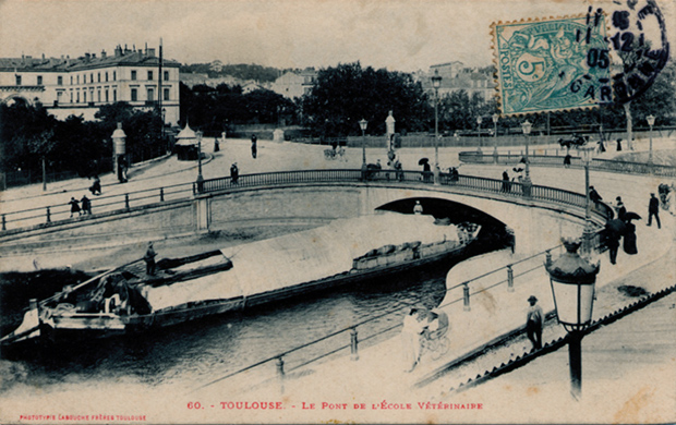 Une p&eacute;niche, se dirigeant vers le port de l'Emboucure, s'appr&ecirc;te &agrave; passer sous le pont de l'Ecole V&eacute;t&eacute;rinaire