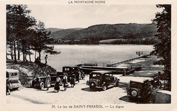 La digue du bassin de Saint Ferréol, en Montagne noire, avec quelques tacots des années 20 pour décor