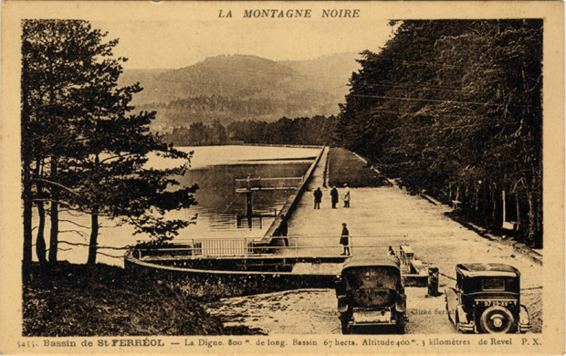 La digue de Saint Ferr&eacute;ol, en perspective, avec au premier plan, deux tacots des ann&eacute;es 20