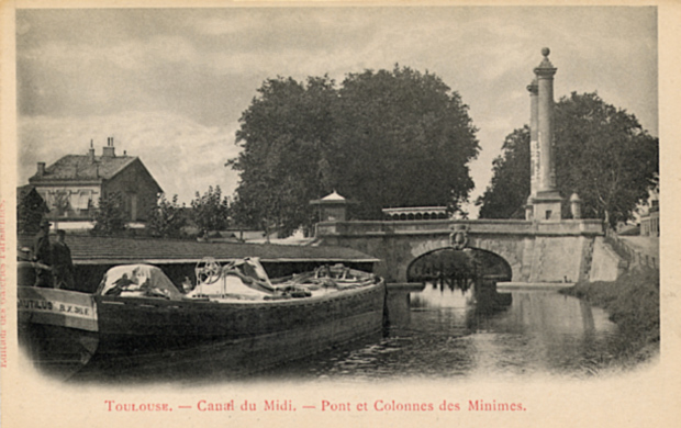 Une p&eacute;niche s'appr&ecirc;te &agrave; passer sous le pont des Minimes, &agrave; Toulouse... Nous sommes au d&eacute;but du si&egrave;cle 20. On distingue bien les deux colones du pont, qui n'existent plus aujourd'hui...