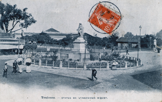 La statue de Paul Riquet, &agrave; Toulouse. Quelques passants... il s'agit d'une carte postale dans les ann&eacute;es 1900...