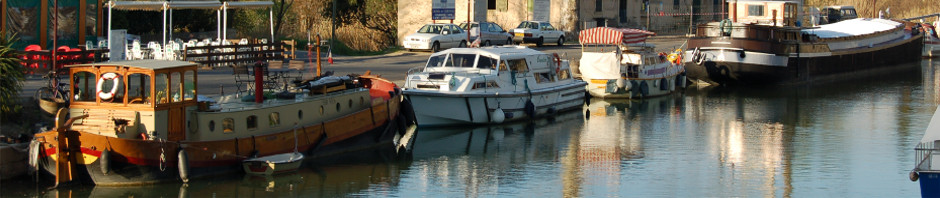 Le Canal du Midi : quelques péniches amarrées sur le port de Capestang