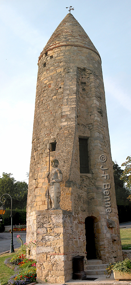 Comme son nom l'indique, cette tour est en forme de poivrière. A ses pieds, un croisé de 1209 monte la garde