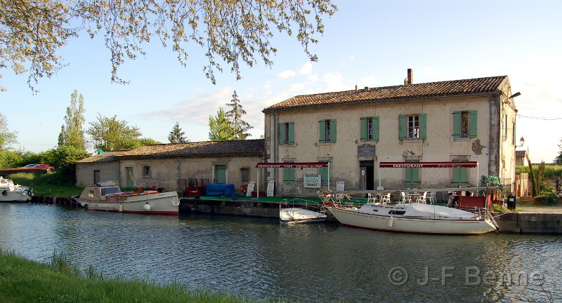 Canal du Midi : Nous sommes en automne, au port de Bram, près de Carcassonne