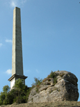 L'obélisque érigée à la gloire de Paul Riquet, sur les rochers du seuil de Naurouze