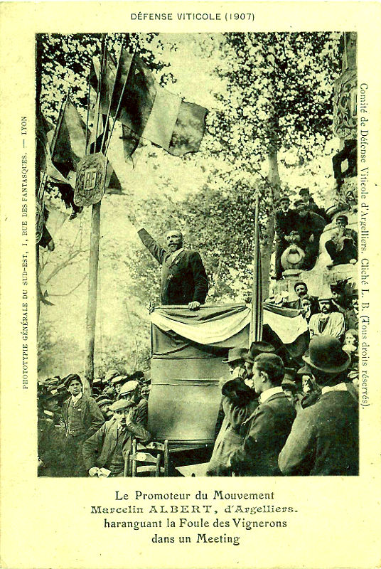 Sous les platanes, Marcelin Albert harrangue la foule durant un discours à l'occasion de la révolte des vignerons de 1907