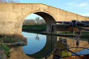 Pont de la Province et reflets dans l'eau paisible du canal