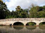 Trois arches de l'épanchoir vues de face, depuis la rive opposée du canal du midi
