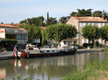 Une péniche amarrée sur les quais du petit port de La Redorte, dans l'Aude