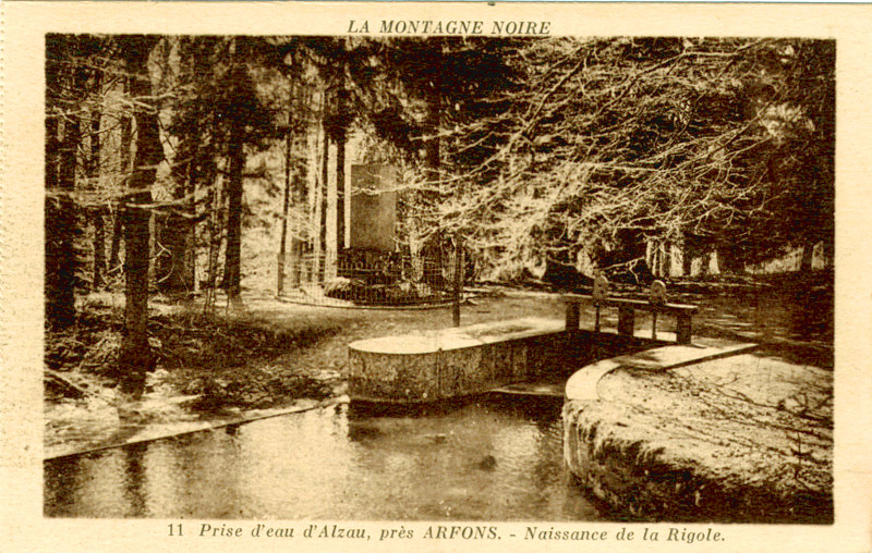Carte postale ancienne légendée : LA MONTAGNE NOIRE - Prise d'eau d'Alzau, près ARFONS - Naissance de la Rigole. La légende de l'image suffit... nous apercevons un captage d'eau, avec une vanne, c'est bien la naissance du Canal du Midi !