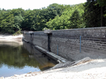 Le barrage : le niveau d'eau est très bas pour un mois de juillet, mais nous sommes en 2003 !