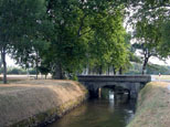 Après l'écluse du Laudot, La Rigole de la Plaine passe sous le pont de la route de Revel à Castelnaudary.