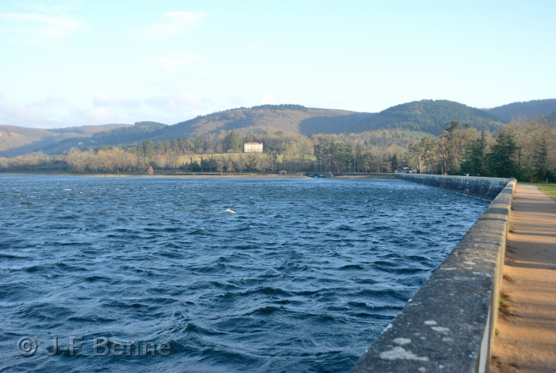 Vue en perspective sur la digue du barrage et le lac de St-Ferréol