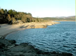 L'ombre de la fin de journée sur le bassin de Saint-Ferréol. Nombreuses petites vaguelettes provoquées par le vent d'Autan