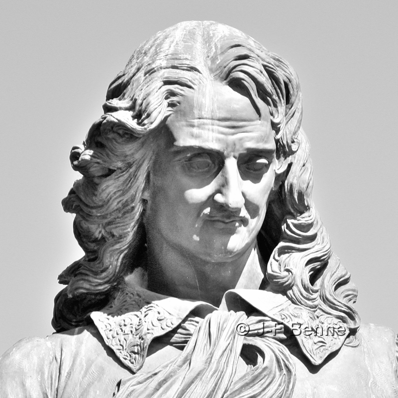 Statue de Pierre Paul Riquet à Béziers. Il s'agit seulement du portrait, en noir et blanc.