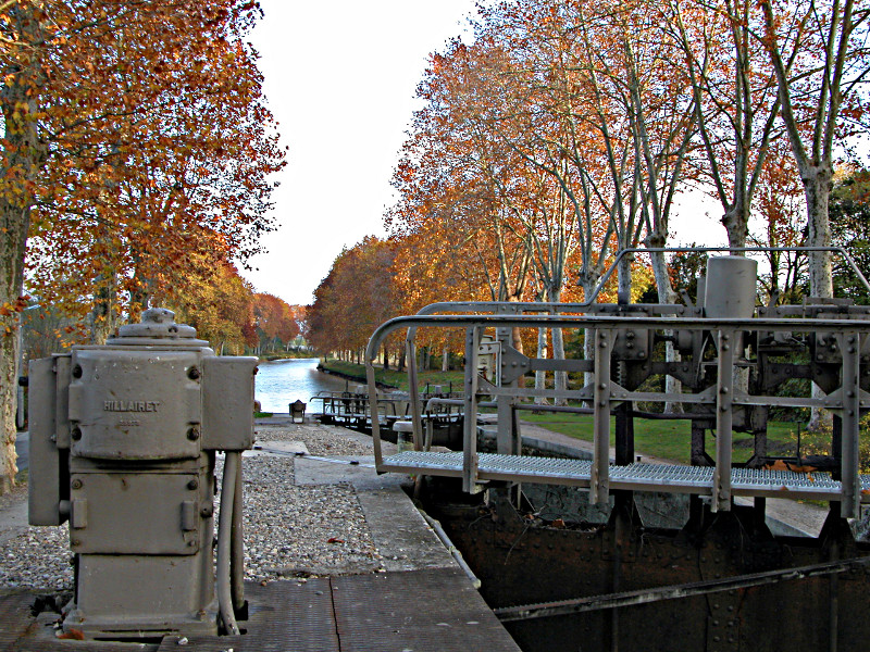 Canal du Midi : l'automne sur l'écluse Saint-Roch à Castelnaudary
