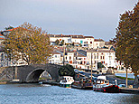 Premier plan : Le Petit Bassin (port), arrière plan : Le Grand Bassin ou “Canelot”