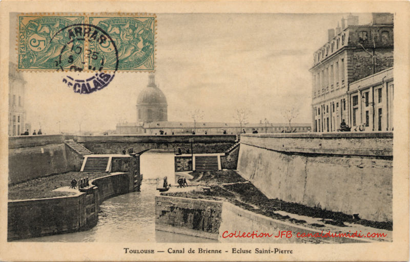 Carte postale ancienne légendée : Toulouse - Canal de Brienne - Écluse Saint Pierre. L'écluse est ouverte et le niveau d'eau est identique à celui de la Garonne, qui se trouve derrière le pont qui traverse le canal. En arrière plan, le dôme de la Grave.