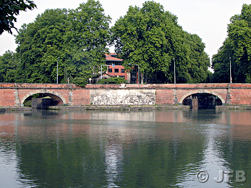 Le bas relief encadré par les deux premiers ponts jumeaux. Le troisième a été construit pour le Canal Latéral à la Garonne, il n'est pas visible ici