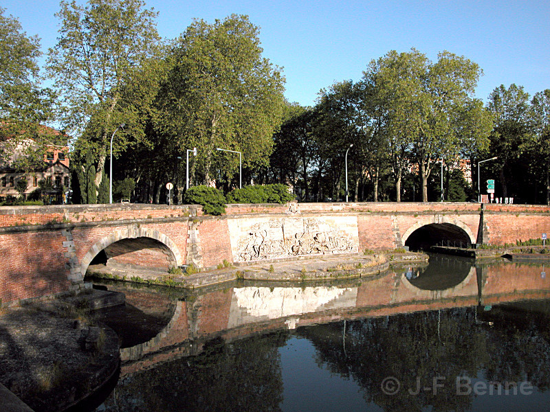 Canal du Midi : À Toulouse, les ponts jumeaux.  droite, c'est le Canal de Brienne et à gauche, c'est le Canal du Midi