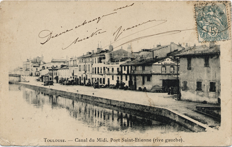 Carte postale ancienne légendée : Tousouse - Canal du Midi - Port Saint-Étienne (rive gauche). On aperçoit un bâtiment sur lequel est inscrit : Machines agricoles - A. Bouloniac. Le quai est désert.