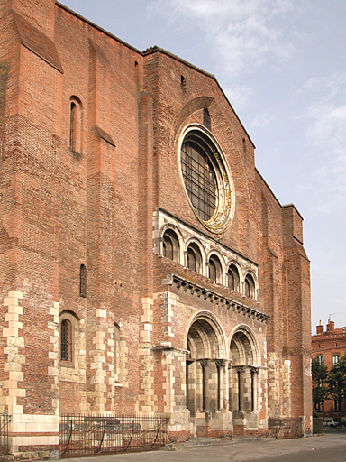 Vue oblique de la façade de Saint-Sernin. On distingue bien les briques rouges de la cathédrale.